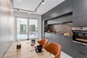 Jacuzzi Hideout - Warsaw private terrace - Free Parking