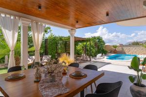 Villa ANITA with private pool, gym, 6 bedrooms, sea view