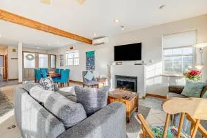 Walk to Beach Pacific City Home with Bay Views! - 太平洋城