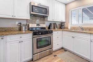 Beachside Oasis in Newport Beach Steps to Balboa Park, Pier, and The Fun Zone!