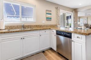Beachside Oasis in Newport Beach Steps to Balboa Park, Pier, and The Fun Zone!