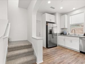 Irvine Inn Love - Lovely Furnished 3-bed Home in Woodbury