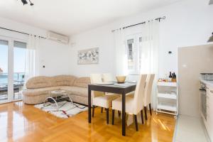 Apartments with parking space Seget Donji, Trogir - 21374