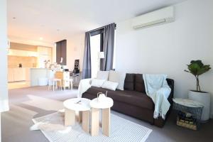 Entire 1 BR Southbank Apartment - Gym Pool Sauna 1 step to Crown Casino