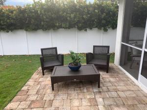 Discreet Retreat, Modern home With Private BackYard