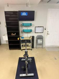 Discreet Retreat, Modern home With Private BackYard