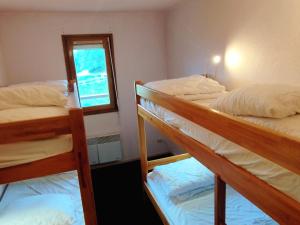 Appartements 2 Pieces, skis aux pieds, proche commerces avec balcon. Capacite 6 pers, animaux non admis - FR-1-771-11 : photos des chambres