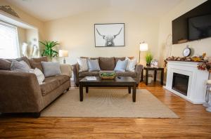 Cozy Condo 4 Miles to Park Entrance with BBQ and Steps to Dining