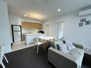 Lightsview 2 BR Apt, Free Parking and WiFi 9 KM from CBD - Broadview