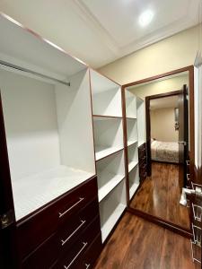 Grande y exclusivo, Cuenca cerca Parque Calderon, Mall del Río Seguridad 24 horas, 3 parqueos