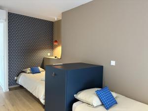 Maisons de vacances Gite Contemporain au Coeur du Village avec Jardin et Climatisation - FR-1-489-551 : photos des chambres
