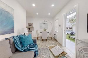 Renovated studio w ocean views boardwalk steps