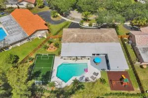 Luxury 7 Br Home w Pool Gameroom Soccer Field - 戴维