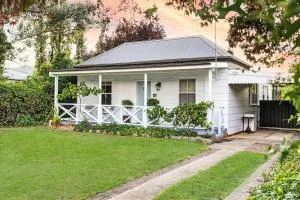 The Little White Cottage - Country Elegance Near CBD - Mudgee