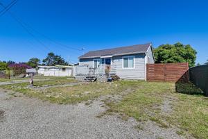 Updated Home 2 Mi to Beach in Crescent City!