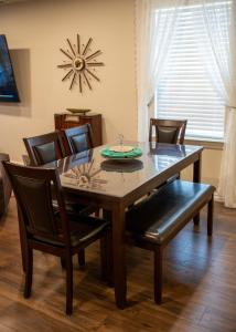 Ralphies House Chickasha - Fiber WIFI - 4 Bedroom!