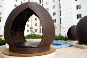 Strategic and Homey Studio Bassura City Apartment near Mall By Travelio