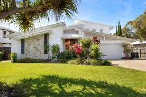 Beecheyana North - Beach Villa with heated pool - Mudjimba