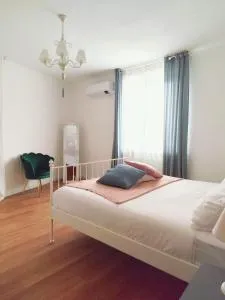 Maison Bon Ton - Monale