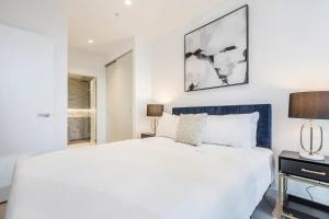 West Side Explore Downtown Melb in Stylish Apt