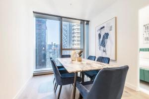 West Side Explore Downtown Melb in Stylish Apt