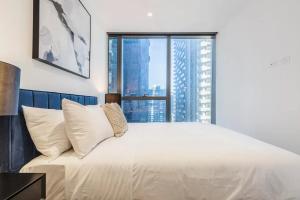 West Side Explore Downtown Melb in Stylish Apt