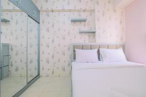 Comfy and Strategic 2BR Apartment at Bassura City By Travelio