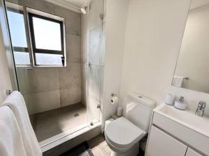 Chic 1-Bedroom Retreat with Mountain Views