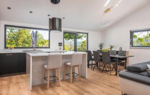 Stunning Home In Srinjine With Wifi 