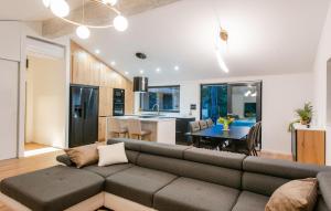 Stunning Home In Srinjine With Wifi 