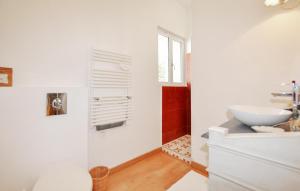 Maisons de vacances Lovely Home In Narbonne : photos des chambres