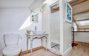 Maisons de vacances Lovely Home In Narbonne : Maison de Vacances Six Chambres