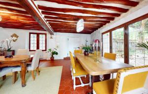 Maisons de vacances Gorgeous Home In Chessy With Wifi : photos des chambres