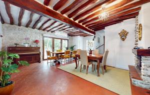 Maisons de vacances Gorgeous Home In Chessy With Wifi : photos des chambres