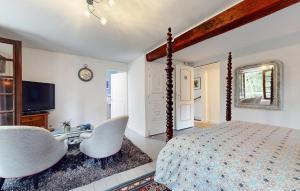Maisons de vacances Gorgeous Home In Chessy With Wifi : photos des chambres