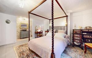 Maisons de vacances Gorgeous Home In Chessy With Wifi : photos des chambres