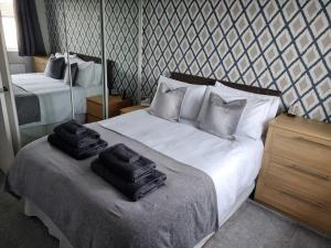 The Humsford Hideaway 2 bedroom home with driveway