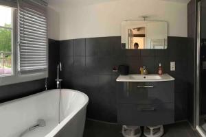 Maisons de vacances Demeure spacieuse avec piscine dans le Perche : photos des chambres
