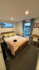 Close to City and Beach - Modern Home with Garage - Redcliffs