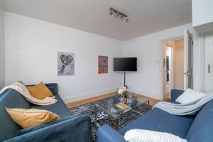 New 4BD Stylish Apartment with Amazing Transport
