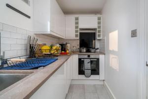 New 4BD Stylish Apartment with Amazing Transport