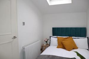 New 4BD Stylish Apartment with Amazing Transport