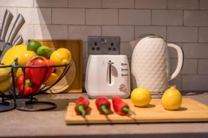 New 4BD Stylish Apartment with Amazing Transport