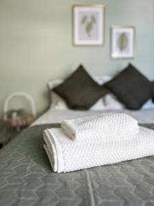 Sea the City - Chic 2-BDR Escape with Spacious Living