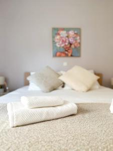 Sea the City - Chic 2-BDR Escape with Spacious Living