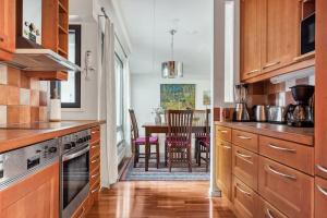 2 Bedroom Apartment with Canal View, Private Sauna, Sun Deck and EV Parking