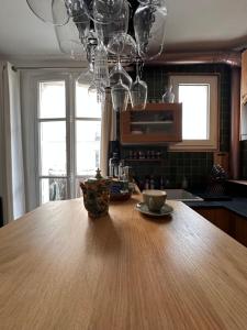 Art House bastille 2 bed apartment w balcony, 11eme super trendy neighbourhood