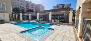 Century Hideaway with Mountain views, Security, FREE Parking