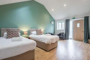 TWIN Deluxe Disabled Access and Wet Room with Courtyard View - Newton - Little Wilbraham