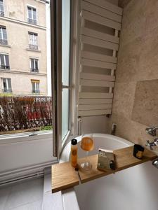 Art House bastille 2 bed apartment w balcony, 11eme super trendy neighbourhood